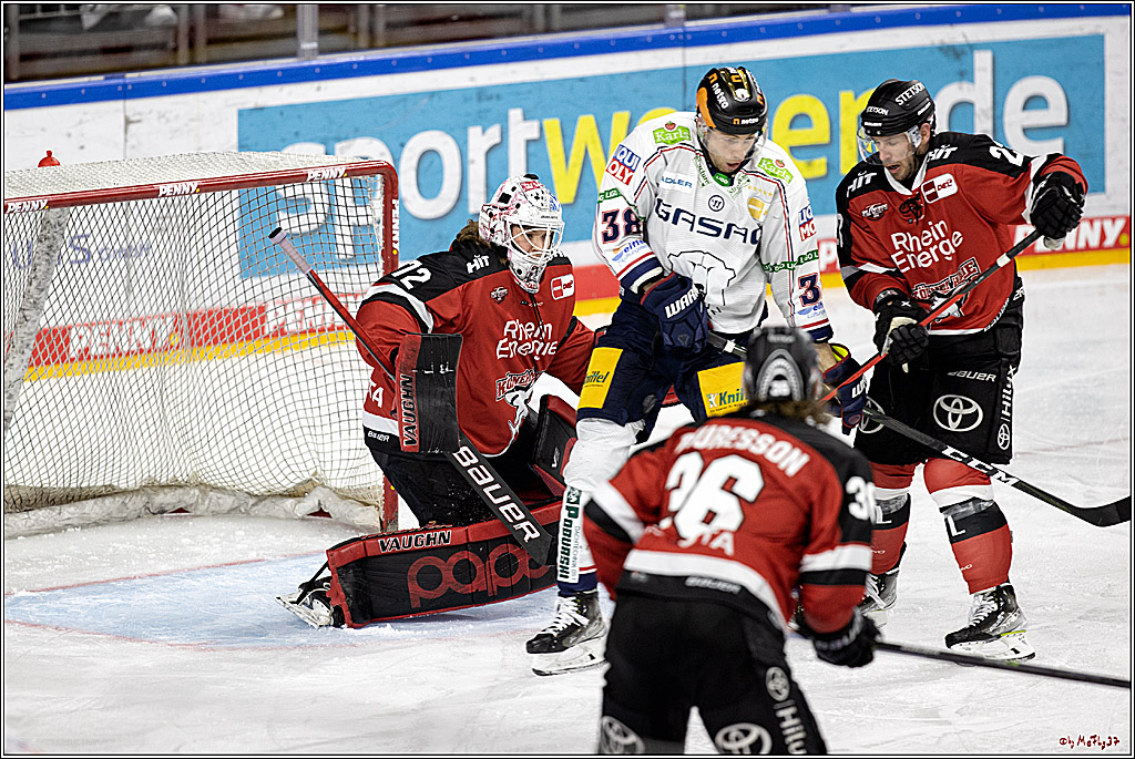 PENNY DEL Viertelfinale 2. Spiel;  Koelner Haie - Eisbaeren Berlin; Koeln, 12.04.2022